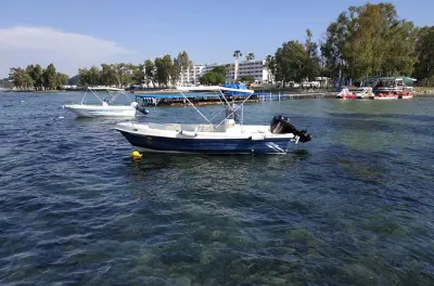 Explorez la côte est de Corfou en bateau à moteur à votre rythme