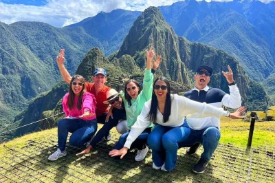 Scopri cusco, cammina tra le antiche pietre di machu picchu e scala la montagna arcobaleno in questo tour di 5 giorni. include transfer dall’aeroporto, guida locale e biglietti inclusi.