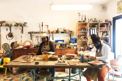 Découvrez un atelier poterie à marrakech : façonnez l’argile, peignez et créez des carreaux marocains. activité pour tous les âges. réservez votre expérience artistique en plein centre-ville