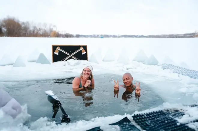 Sauna pubblica e tuffo nel ghiaccio: Benessere sul lago in Minnesota