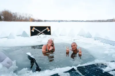 Öffentliche Sauna und Eistauchbecken: Wellness am See in Minnesota
