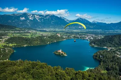 Tandemflug am Bleder See mit Blick auf Insel und Schloss