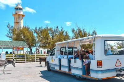 Tranvía en Grand Turk: Faro, Cockburn Town y almuerzo en playa