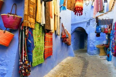 Tour completo em chefchaouen: caminhada guiada pela medina, kasbah, grande mesquita, almoço típico, chá de hortelã e transporte ida e volta. descubra a cidade azul do marrocos com conforto.