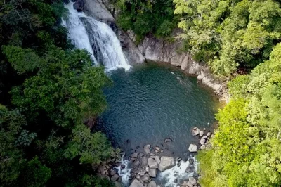 Nade, faça trilhas e explore piscinas naturais escondidas perto de san luis, antioquia. transporte privado, guia bilíngue e aventura pelo rio na selva incluídos.