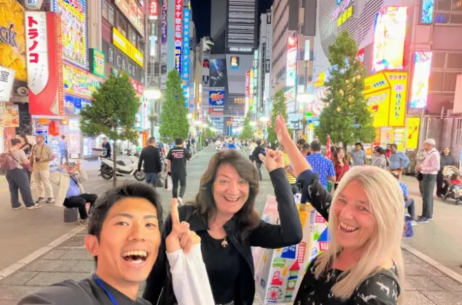 Em Shinjuku, faça seus próprios hashis e experimente comidas locais