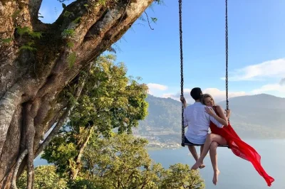 Immortalisez les meilleurs spots instagram de bali—le temple ulun danu, la porte handara, les rizières en terrasses et la cascade banyumala. visite privée avec guide et photographe professionnel.