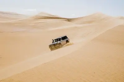 4x4 Wüstensafari ab Kairo: Sandsurfen, Kamelritt & Mittagessen