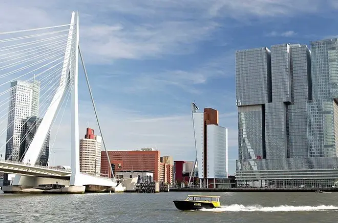 Private Rotterdam-Tour: Wassertaxi, Dächer und Markthal