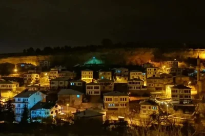 Descubra a cidade antiga de safranbolu, patrimônio da unesco, suas grutas e o terraço de cristal com guia local em inglês. inclui almoço e transporte com ar-condicionado.