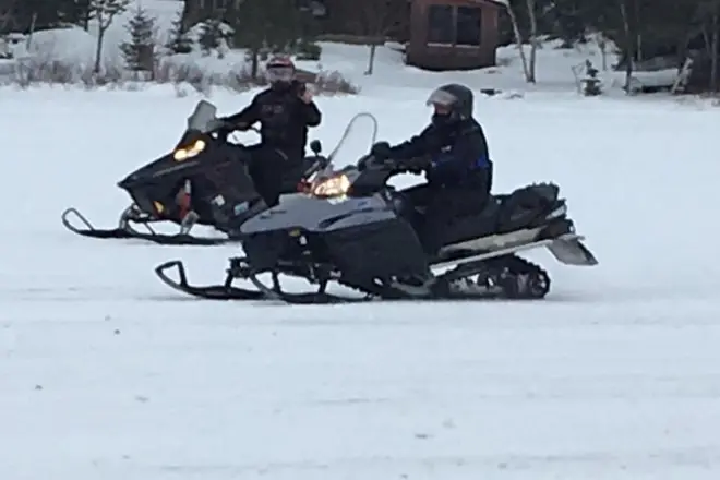 Snowmobile em Ontário: Explore lagos congelados e trilhas locais