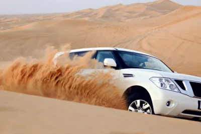 Safari privé dans le désert de dubaï avec franchissement de dunes en 4x4, balades à dos de chameau, sandboard et dîner barbecue. vivez la culture locale et l’aventure au cœur des dunes rouges.