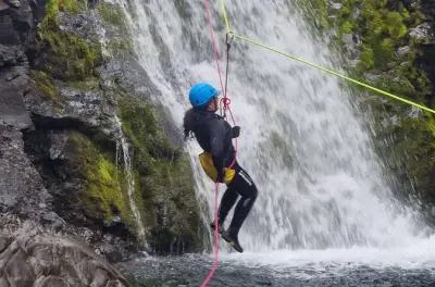 Cañonismo bajo Vatnajökull: Salta, deslízate y rápela cascadas