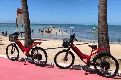 Erlebe maceió auf einer e-bike-tour entlang der strände, handwerksmärkte und surfspots. inklusive wasserflasche und führung vor ort.