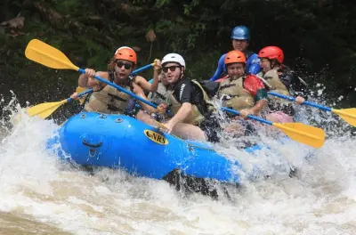 Rápidos clase II-III en 5,5 km del río Grande de Orosi