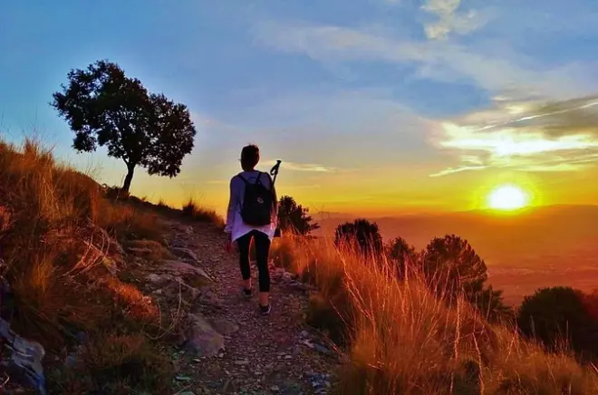 Sonnenuntergang in der Sierra Nevada: Bergwanderung mit Hund
