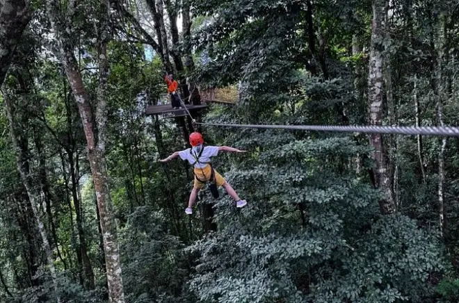 Tyrolienne à Vang Vieng : Jungle, grotte et lagon bleu