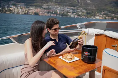 Tour privato in barca sul lago di Como: Ville e viste sulle montagne