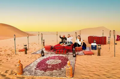 Jantar romântico nas dunas de Abu Dhabi com pôr do sol e estrelas