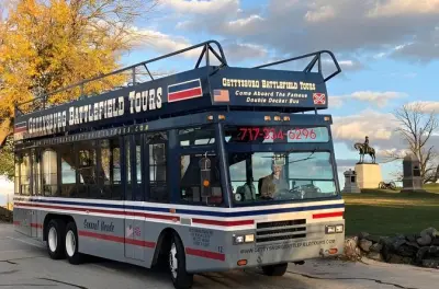Bus à impériale à Gettysburg avec les couleurs d’automne