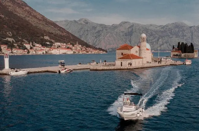 Perast e Nossa Senhora das Rochas: Lancha rápida saindo de Kotor