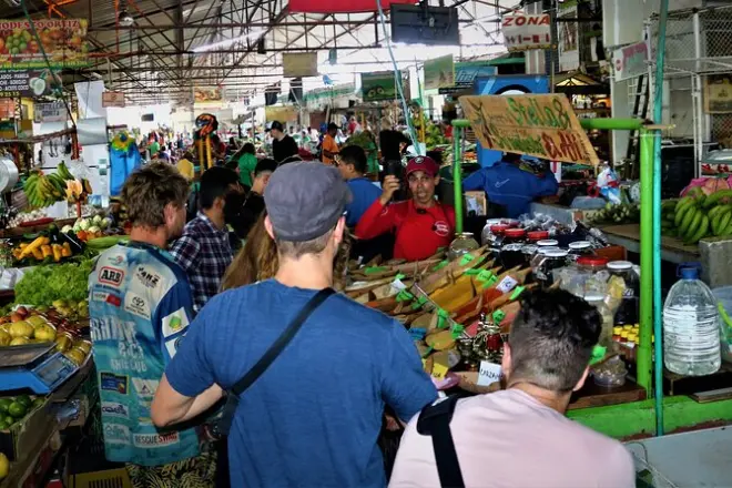Saborea pandebonos, sancocho y viche en el mercado Alameda de Cali