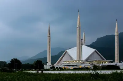 Islamabad Group City Tour: Faisal Mosque, Museums & Local Food