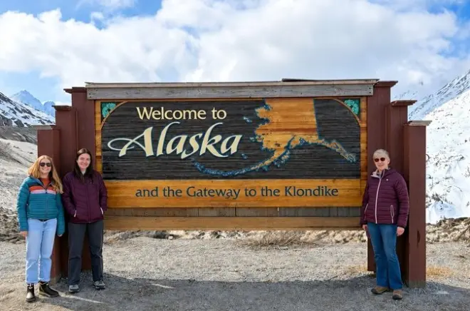 Fotos al atardecer en la frontera desde Skagway, Alaska Sign