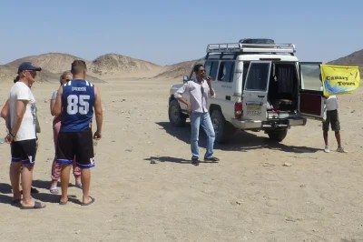 Descubre el desierto de hurghada en un 4x4, conoce a los beduinos, disfruta de una cena barbacoa a la luz de las velas y contempla las estrellas con un guía experto. recogida en el hotel incluida.