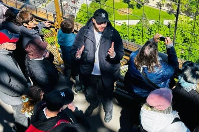 Siente parís bajo tus pies subiendo la torre eiffel con un guía local. incluye entradas, acceso al ascensor de la cima y tiempo flexible para explorar.
