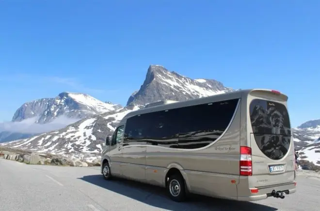 Tour privado en minibus en Ålesund: 7 horas, fiordos y Trollstigen