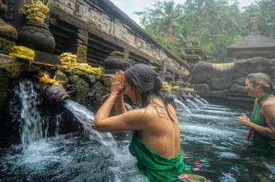 Vivez une véritable guérison chamanique balinaise et le rituel melukat au temple tirta empul. comprend le déjeuner à ubud, un guide, les frais d’entrée et un transport privé.