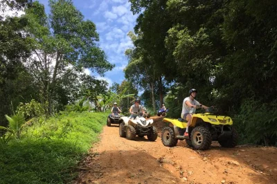 Découvrez koh samui autrement avec une balade en quad depuis maenam, entre sentiers montagneux, baignade dans une cascade secrète et déjeuner thaï inclus. transfert et boissons compris.