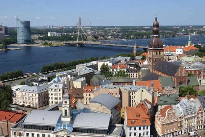 Riga Shore Excursion: Old Town, Art Nouveau & Central Market