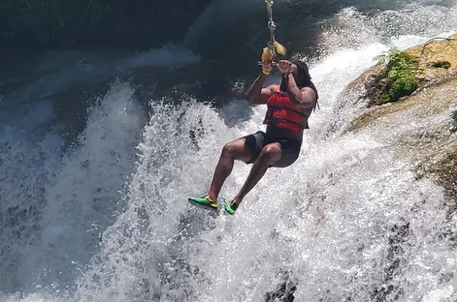 Blue Hole Jamaïque : Saut de 9 m et découverte de deux cascades