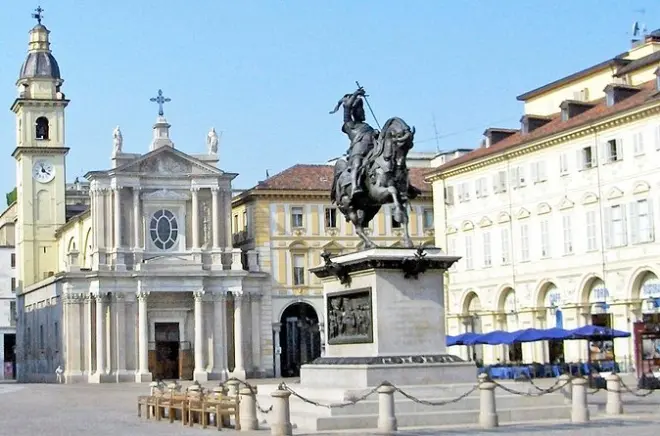 Turin Highlights Private Walking Tour: Piazza San Carlo Castello