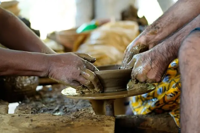 Töpferkurs bei Arusha: Lernen von traditionellen Handwerkern