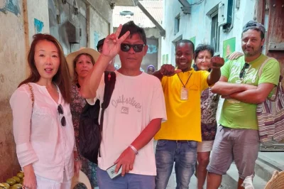 Scopri stone town a zanzibar con una guida locale, visita il mercato darajani, esplora l’old fort e perdiamoci nel dedalo di stradine. include acqua in bottiglia e guida.