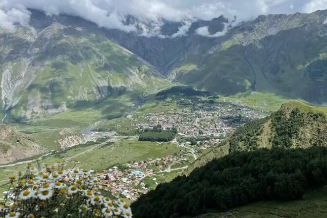 Shared Transfer Kazbegi to Tbilisi: Evening Ride with Guide