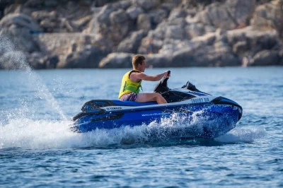Vive la emoción en jet ski desde dubrovnik, recorriendo las islas elafiti, playas escondidas y cuevas marinas. incluye equipo de seguridad, bolsas impermeables y consejos locales para tu aventura.