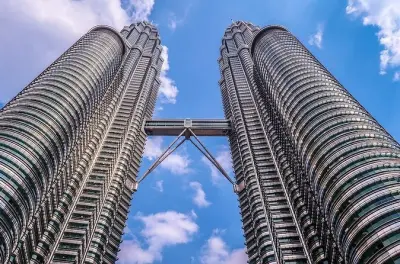 Petronas Towers und Batu Caves bei Zwischenstopp in Kuala Lumpur