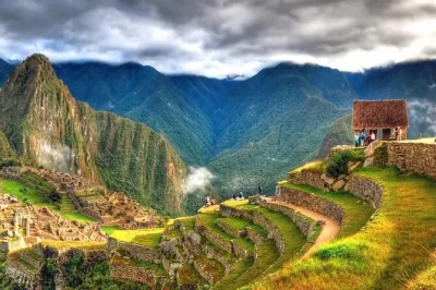 Tour privado de 2 días desde cusco al valle sagrado y machu picchu. incluye tren, hotel, guías y entradas. explora sitios incas y la cultura local.