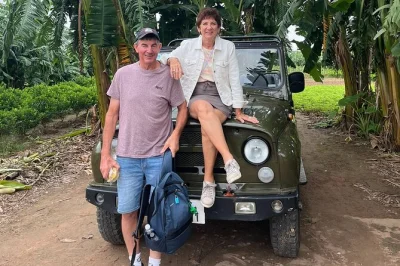 Descubre hanoi en un jeep clásico por el vibrante barrio antiguo, visita la calle del tren, conoce el mausoleo de ho chi minh y disfruta un auténtico bún chả con guía local. incluye entradas y a