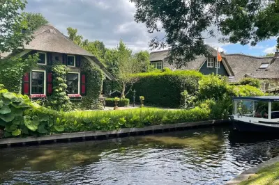 Visite en bateau à Giethoorn : 1 heure au cœur du village