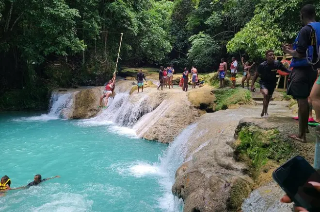 Cataratas Dunn's River y Blue Hole desde Montego Bay: Subir y nadar
