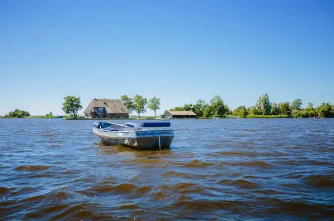 Bateau électrique à Giethoorn pour explorer les canaux en silence