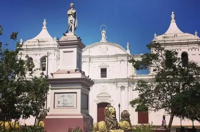 Costa de León saindo de Corinto: Cidade colonial e poças de lama