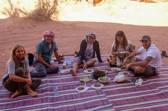Wadi Rum 2 giorni: Jeep, cammello e campo beduino