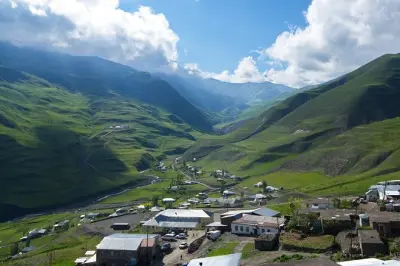 Guba & Khinalug: Candy Cane Mountains und altes Dorf