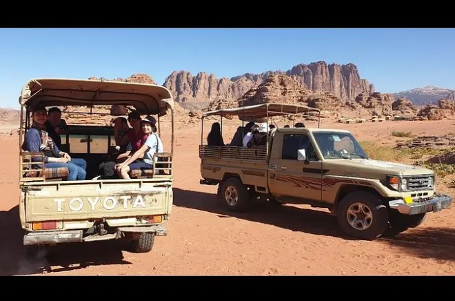 Wadi Rum : Excursion jeep journée complète avec nuit en camp